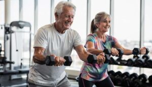 Badanie z Finlandii: trening siłowy po 65-tce poprawia pamięć i funkcje poznawcze