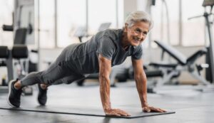 Badanie Nature Aging: trening core zmniejsza ryzyko upadków u seniorów o 40%