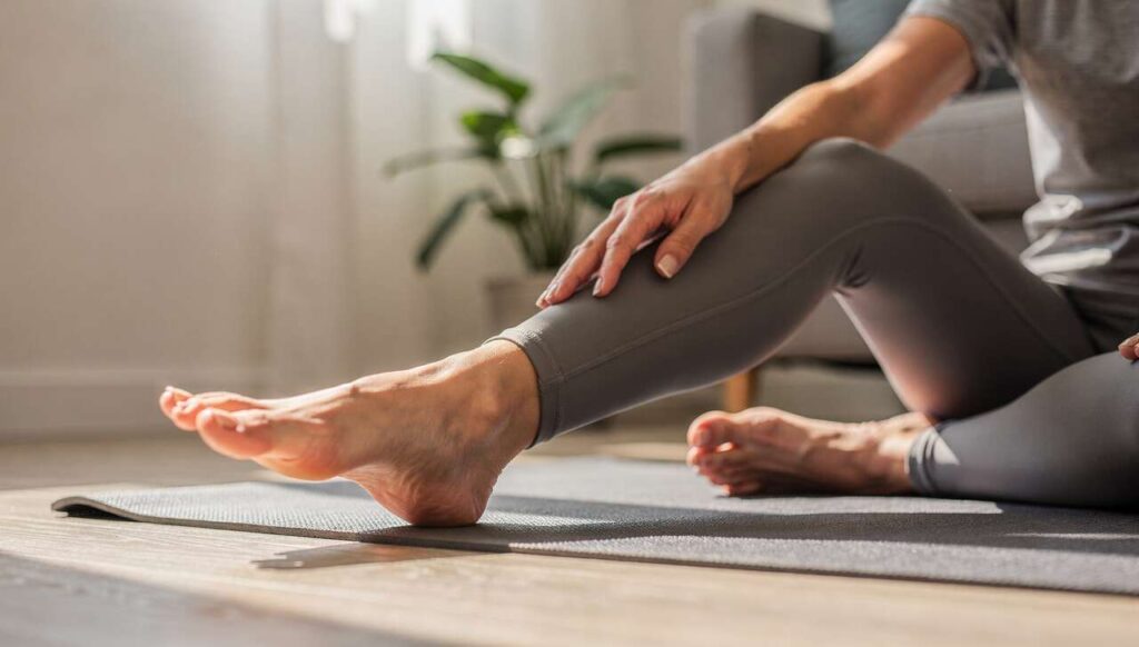 Ankle circles to ćwiczenie, które poprawia krążenie w nogach skuteczniej niż podnoszenie stóp