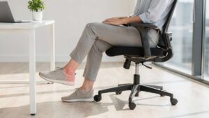 Pięć ruchów na krześle, które redukują obrzęki nóg szybciej niż pończochy uciskowe