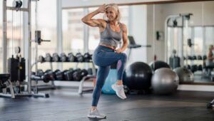 Standing oblique crunch zamiast skrętów na macie! Bezpieczne ćwiczenie na skośne po 60-tce