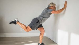 Glute kickback bez maszyny: jak wzmocnić pośladki po 50-tce mając tylko ścianę i 4 minuty