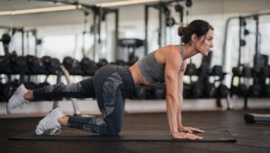 Czy znasz fire hydrant? To ćwiczenie na biodra zmienia sylwetkę szybciej niż przysiady