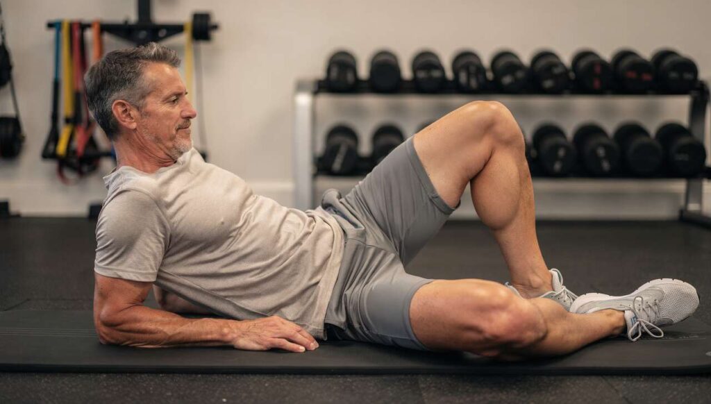 Clamshell to ćwiczenie na biodra, które ortopedzi zalecają zamiast przysiadów po 60-tce